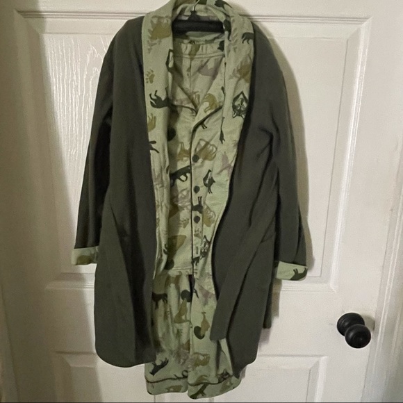 Bass Pro boys sz 7 PJ’s and robe set; 100% polyester; Green and brown wolf print - Picture 1 of 6